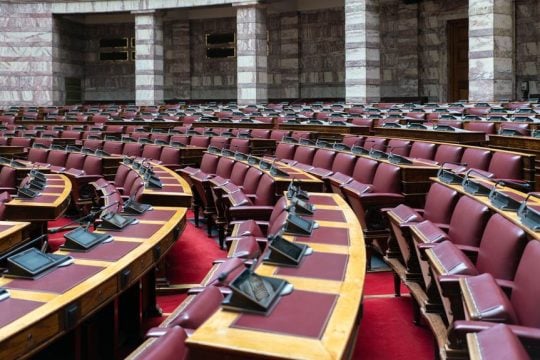Ο «γαλάζιος» ευτελισμός ενός κορυφαίου θεσμικού ζητήματος